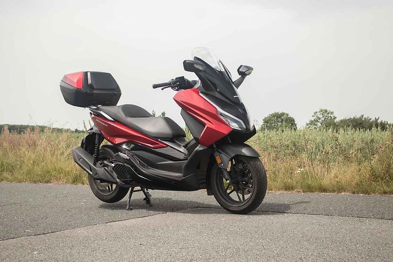 Rozměr je stejný jako u modelu s větší kubaturou, při jízdě však zůstává hbitá jako běžná stopětadvacítka.