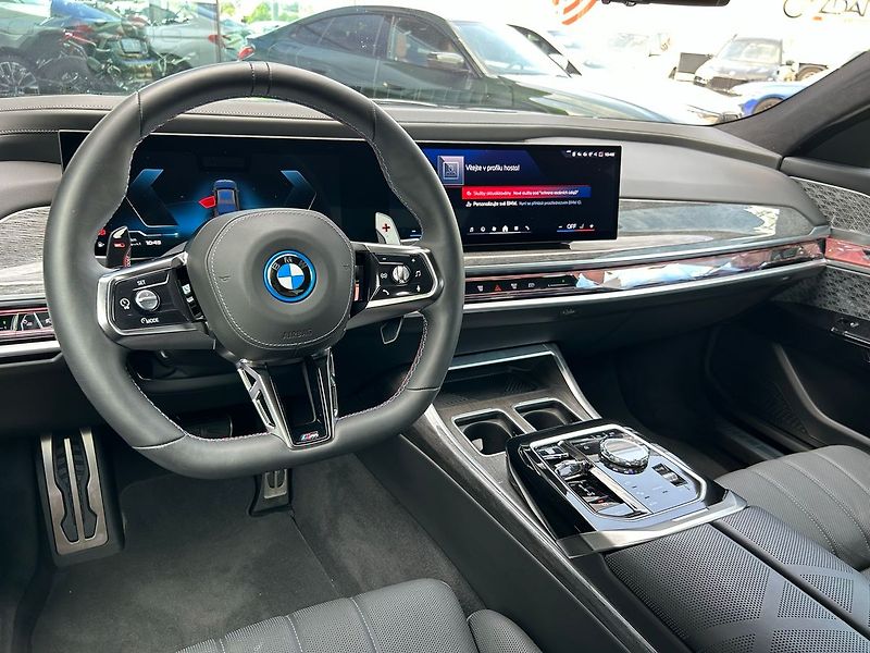 BMW Ostatní M760e xDrive, B&W Diamond TOP - fotka 12 z 35
