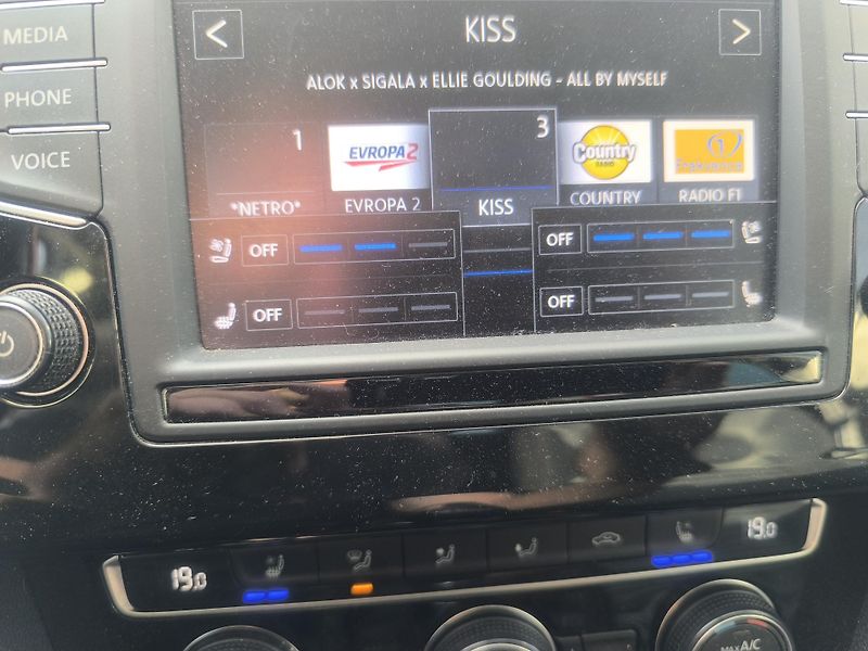 Volkswagen Passat 2.0TDI,95TKM,MAX VÝBAVA,MASÁŽE - fotka 13 z 23