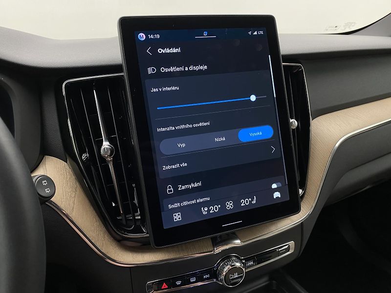 Volvo XC60 T8 AWD RECHARGE PLUS DARK CZ - fotka 52 z 66