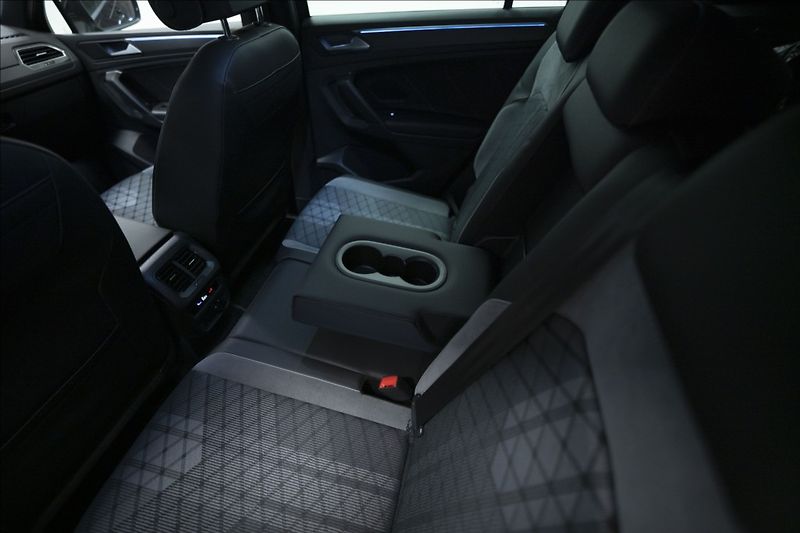 Volkswagen Tiguan 1,4 TSI DSG eHYBRID R-LINE ČR - fotka 16 z 46