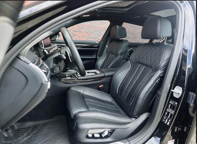 BMW Řada 7 (2019) M760Li xDrive - fotka 22 z 47