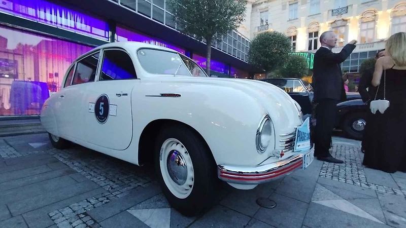 Účastníci Prague Carlsbad Classic a jejich vozy v sobotu večer před Grandhotelem Pupp.