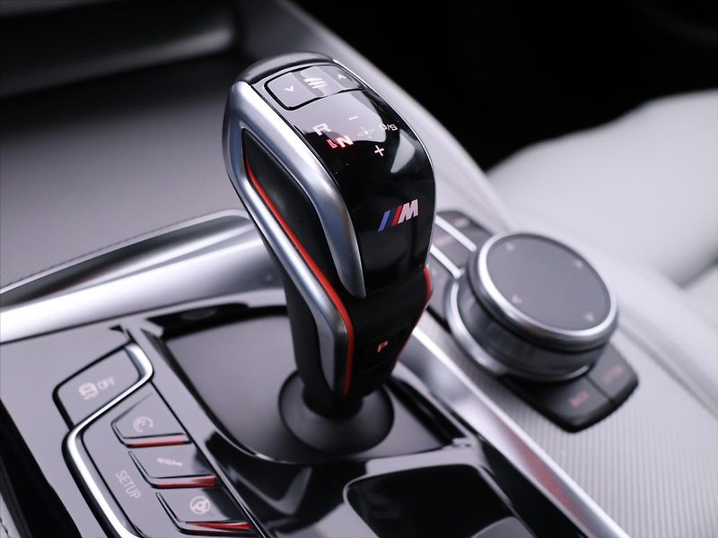 BMW M5 4,4 V8 441kW xDrive Individual - fotka 33 z 46