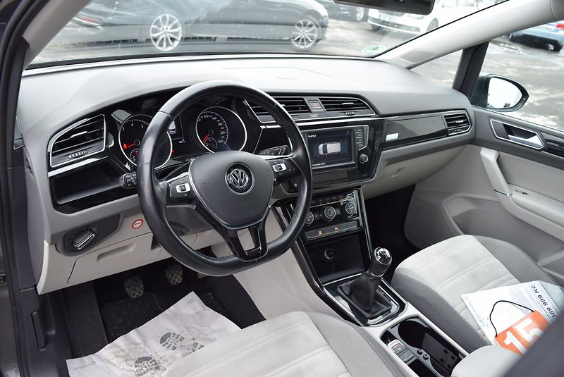 Volkswagen Touran (2017) 1.4TSI 110kw HIGHLINE 7M TAŽNÉ - fotka 27 z 50