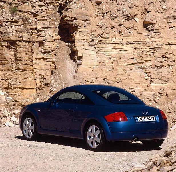 Původní koncept Audi TT spolu s limitovanou edicí TT RS Coupé Iconic Edition