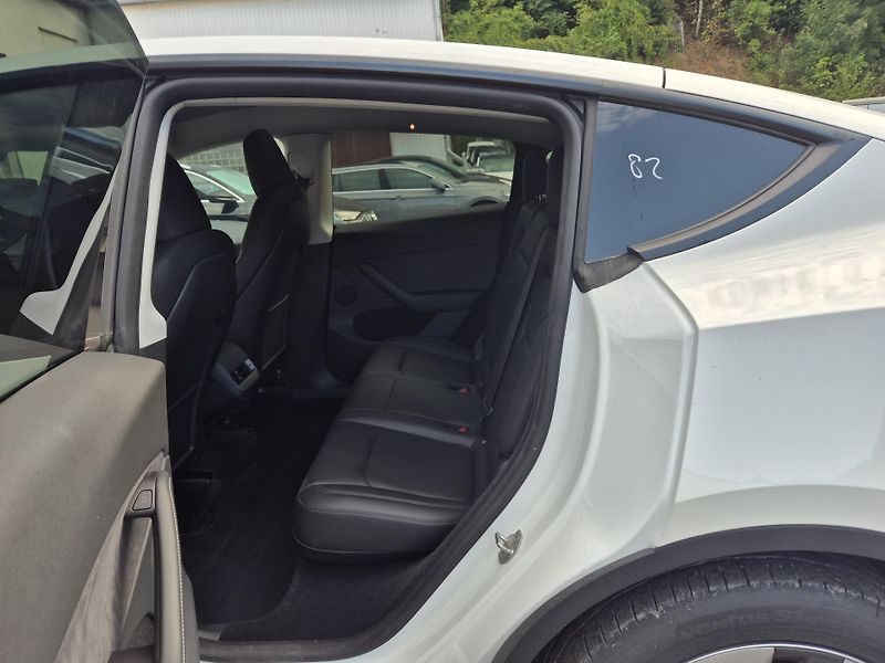 Tesla Model Y ZAMLUVENO ! - fotka 4 z 7
