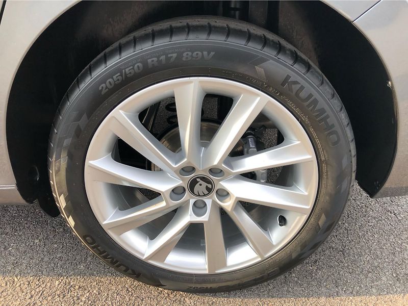 Škoda Scala 1,5 TSI - fotka 14 z 29