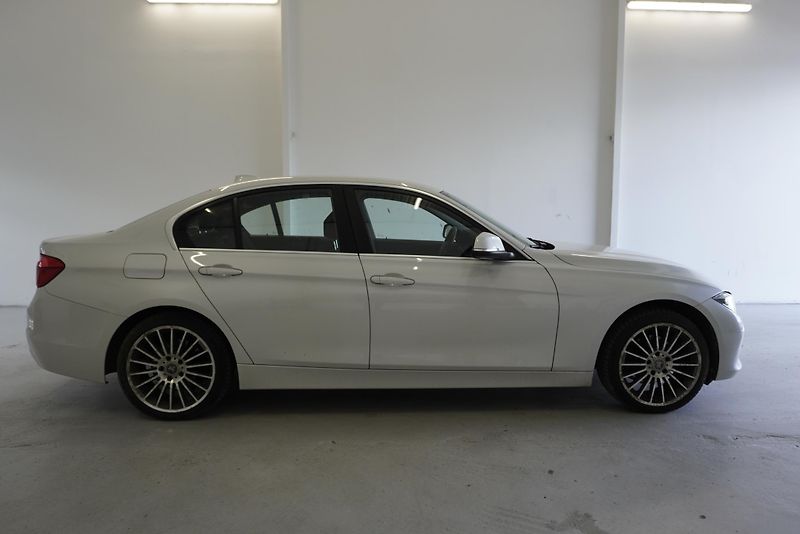 BMW Řada 3 320i 135kW AUTOMAT - fotka 5 z 27