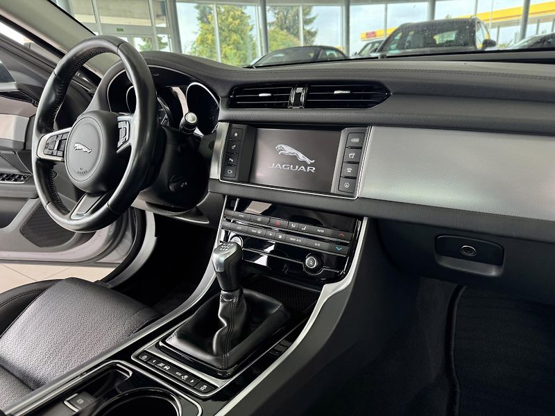 Jaguar XF 20d Prestige*Kamera*Meridian - fotka 14 z 35