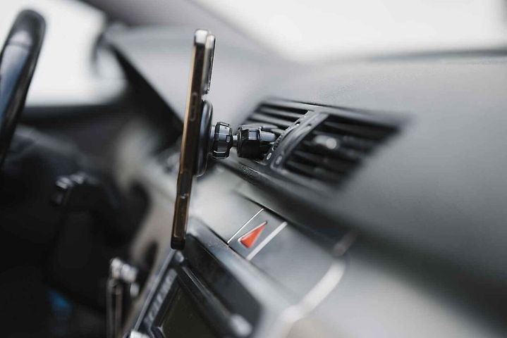 Umístění telefonu vysoko za čelním sklem zlepšuje čitelnost navigace, v létě jej ale vystavuje přímému slunci.