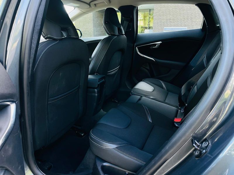 Volvo V40 2.0D3 5VÁLEC MANUÁL SERVISKA - fotka 35 z 48