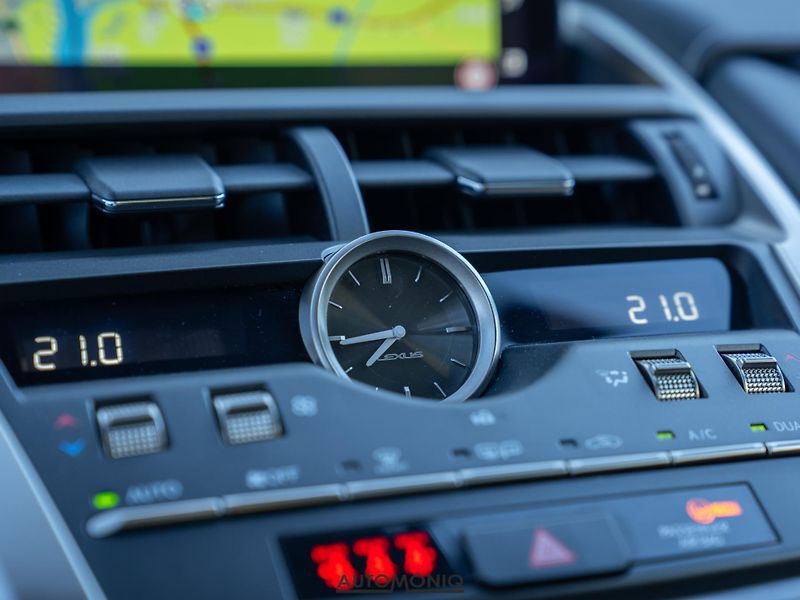 Lexus NX 300h (2020) 2.5 Hybrid AWD adaptív, Navi - fotka 13 z 19