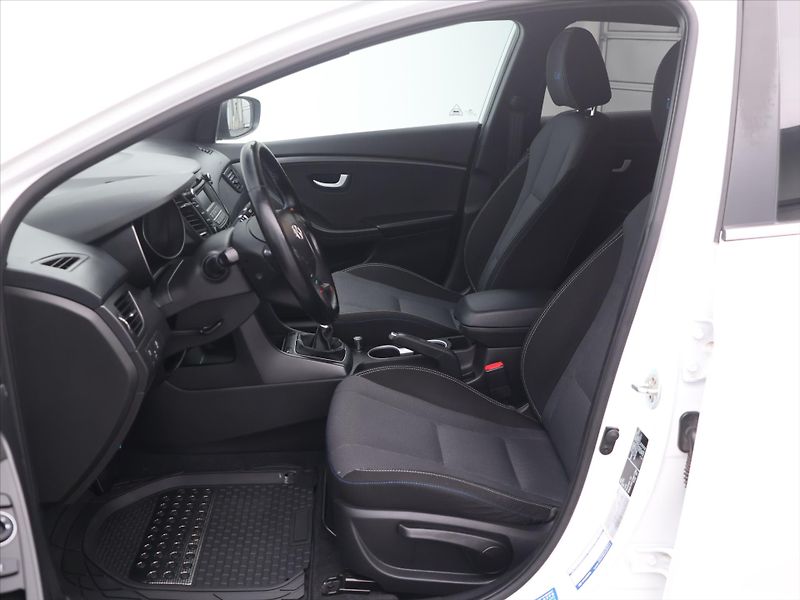 Hyundai i30 1,6 GDI 99kW Weekend Serv.kn. - fotka 11 z 30