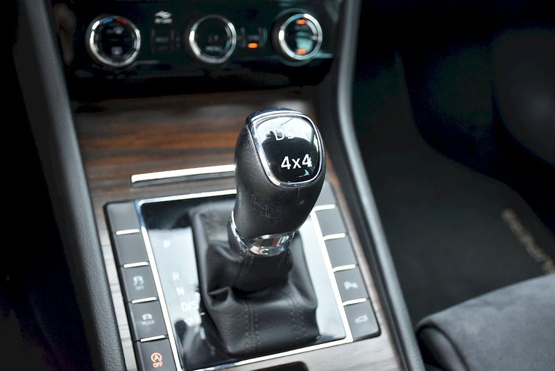 Škoda Superb (2020) Scout 2.0 TDI 140 kW 4x4 DSG - fotka 22 z 32