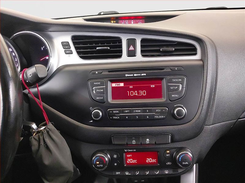 Kia Ceed (2012) 1.6 GDI, Navi, Xenony - fotka 12 z 17