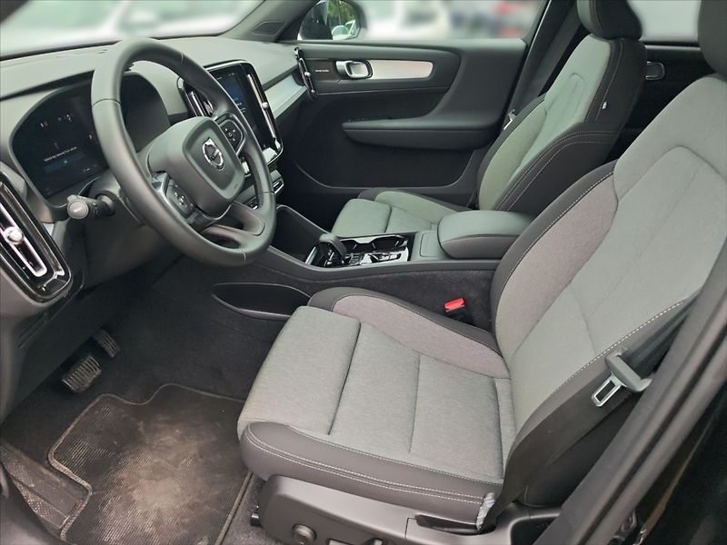 Volvo XC40 2,0 B4 Plus Black Edition AT - fotka 6 z 11