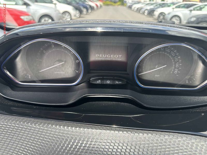 Peugeot 2008 (2015) 1.2PT, Panor,navi - fotka 13 z 17