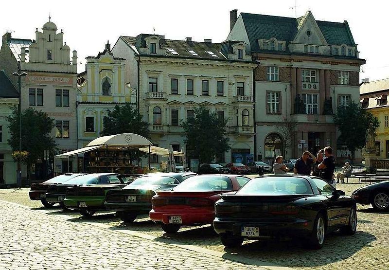 Sraz amerických vozů Chevrolet Camaro a Pontiac Firebird v Kolíně.