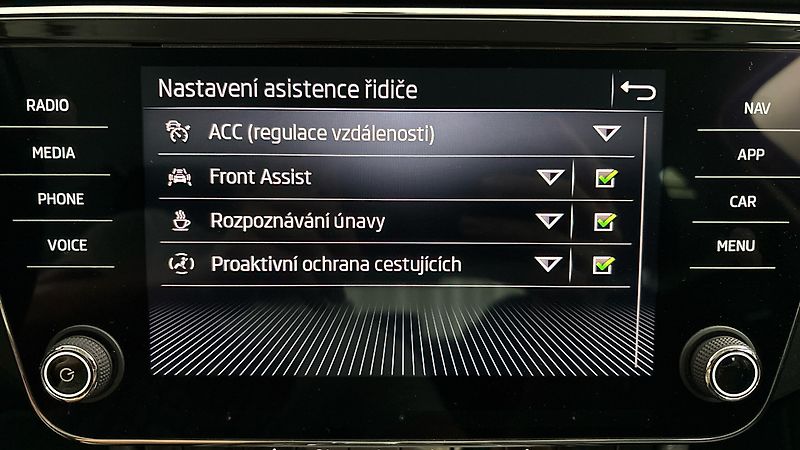 Škoda Superb 2.0 TDI DSG 4x4 Style - fotka 25 z 27