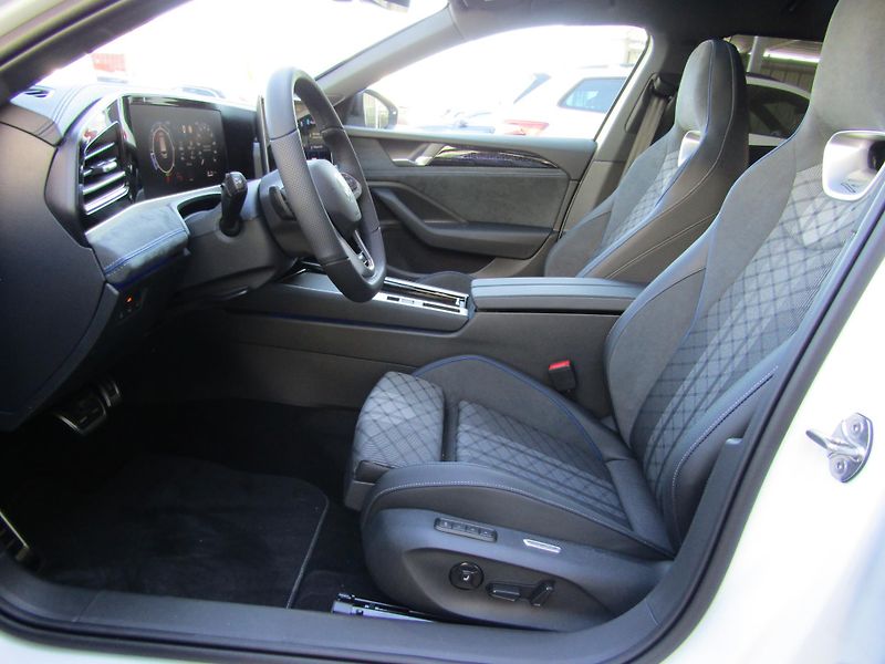 Volkswagen Passat R-Line People 2,0 TDI 110 kW - fotka 19 z 30