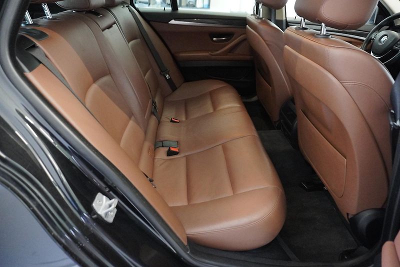 BMW Řada 5  3,0 XDRIVE FACELIFT AUTOMAT - fotka 24 z 29