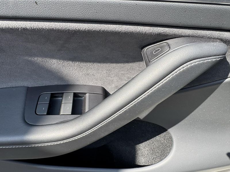 Tesla Model Y LONG RANGE 378KW-4x4-PANO-75KW - fotka 14 z 36