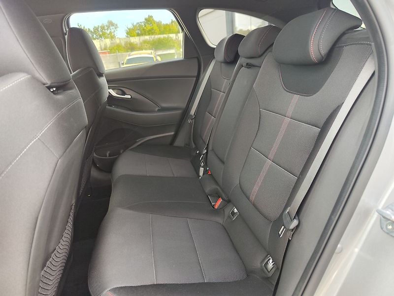 Hyundai i30 1.5 T-GDI/103kW N-Line DCT - fotka 13 z 35