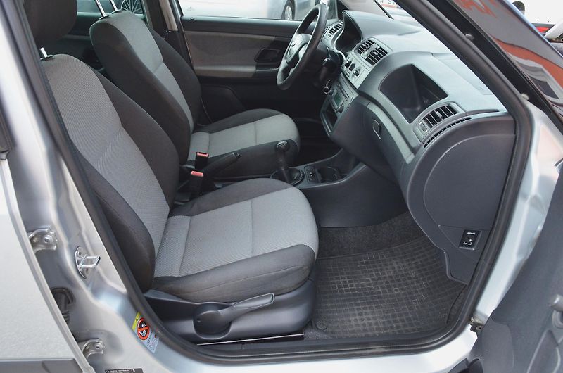 Škoda Fabia (2012) 1.2i ACTIVE / VYHŘ. SEDADLA - fotka 10 z 28