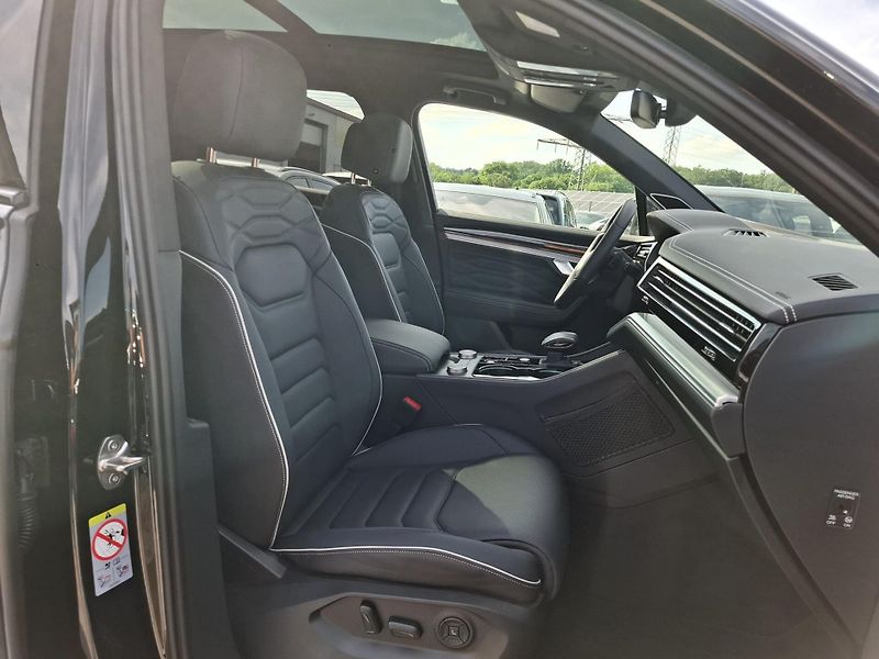 Volkswagen Touareg TDI 210kW R-Line Pano NezT HuD - fotka 18 z 22