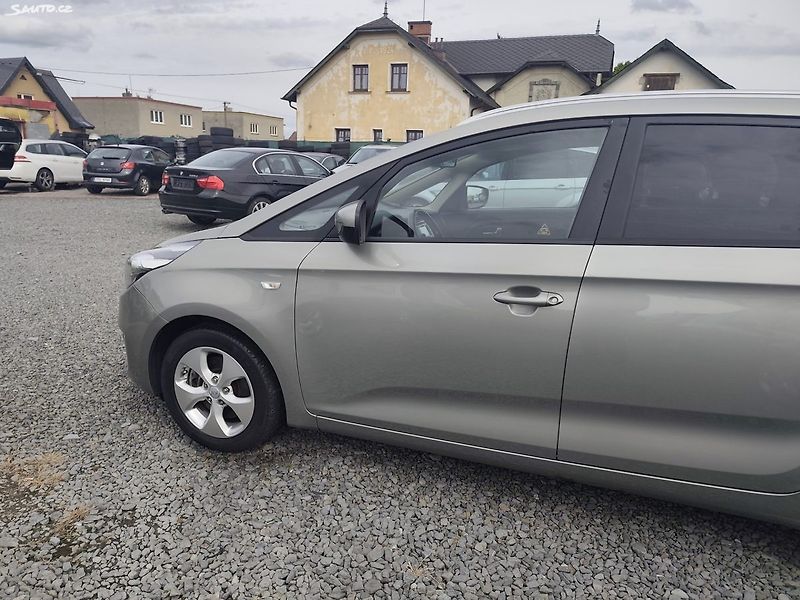 Kia Carens (2013) - fotka 2 z 33