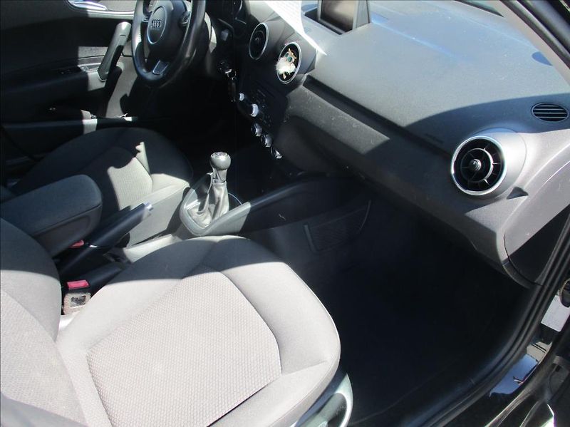 Audi A1 1,2 TSi, klima,Navi,serv.kn. - fotka 9 z 32