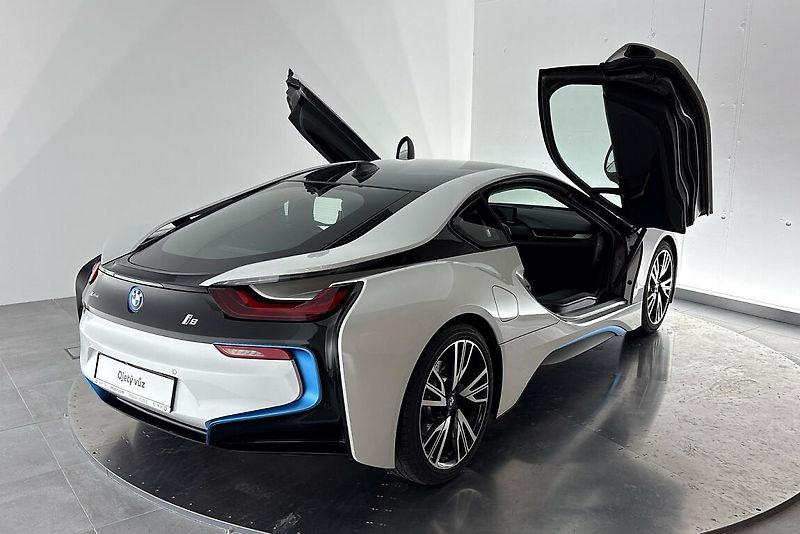 BMW i8 Coupé - fotka 32 z 34