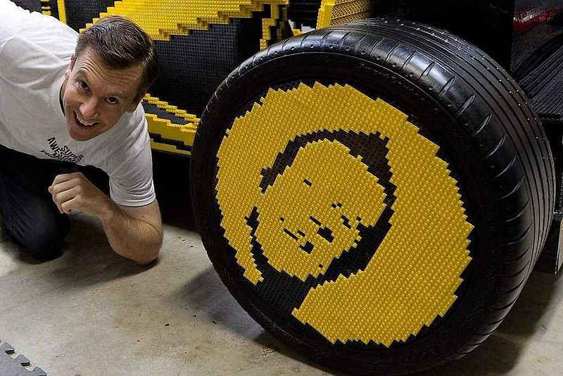 Funkční automobil postavený z Lega.