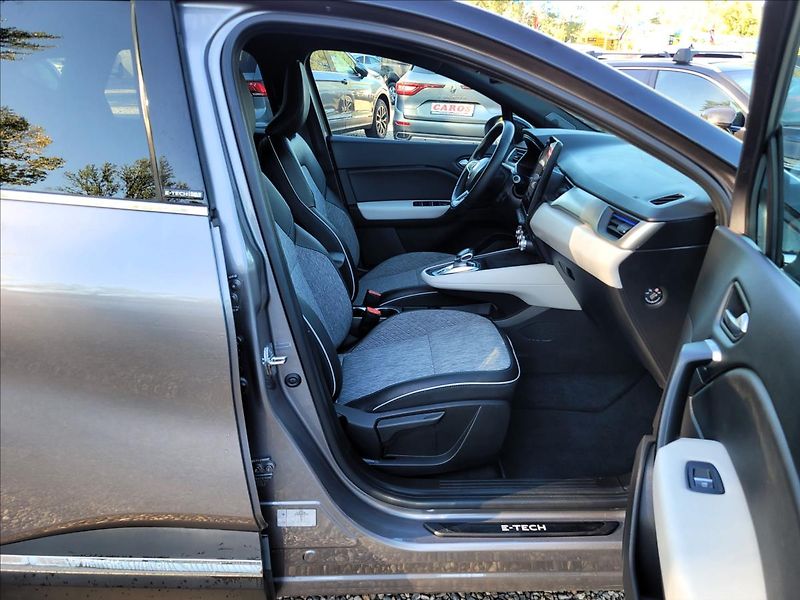 Renault Captur 1,6 E-Tech PHEV Intense - fotka 12 z 49