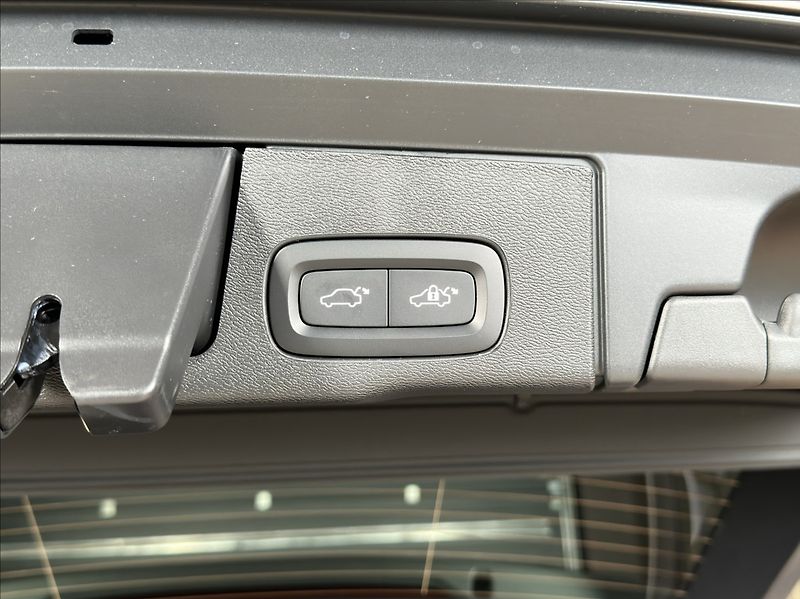 Volvo XC60 (2026) 2,0 B5  Plus Dark - fotka 17 z 30