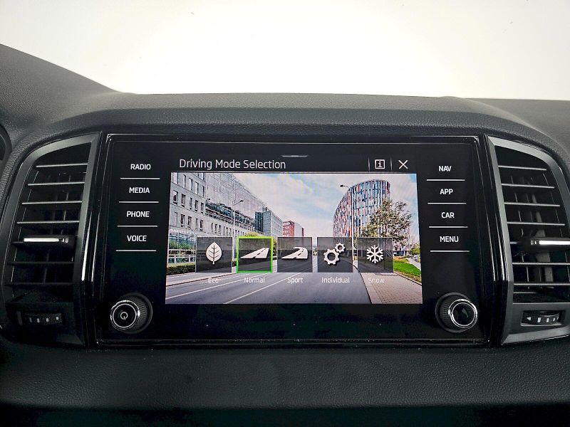 Škoda Karoq (2025) 2.0TDi 110kW 4x4 SPORTLINE WEB - fotka 18 z 34