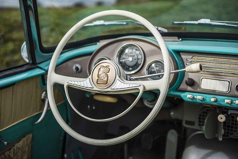 Škoda 450 s Miss USA 1957 Charlottou Sheffieldovou.