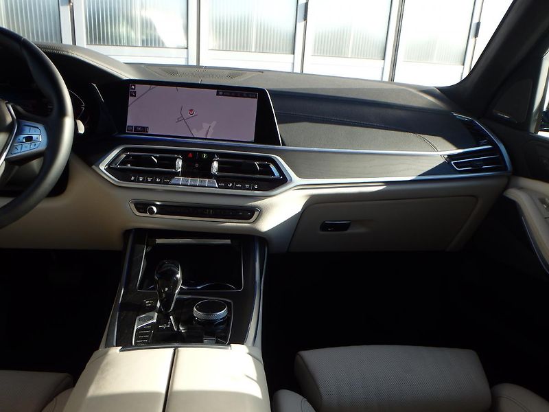 BMW X7 (2022) 4.0 d, INDIVIDUAL - fotka 22 z 26