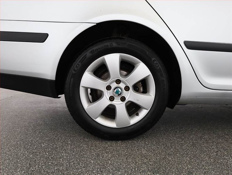 Škoda Octavia (2009) 1.9 TDI, nová STK, zamluveno - fotka 16 z 16