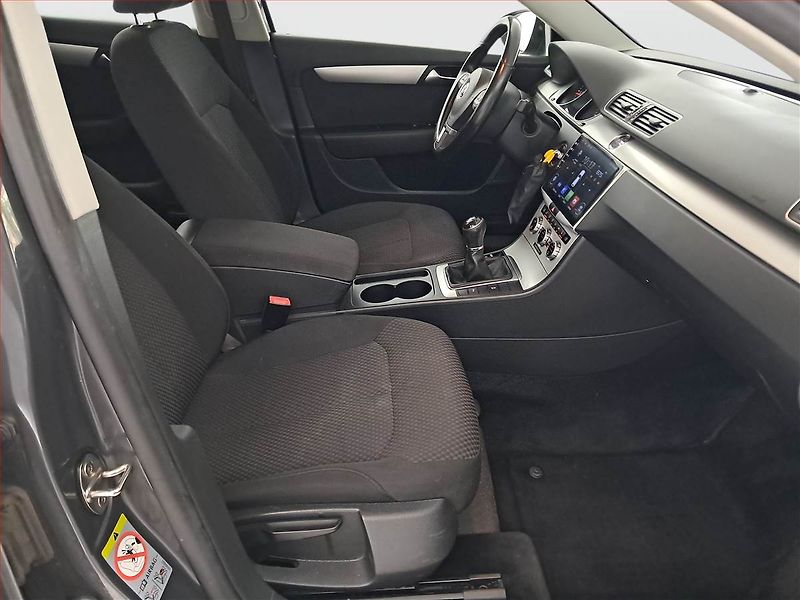 Volkswagen Passat (2013) 1.6 TDI, Navi, Tempomat - fotka 9 z 18