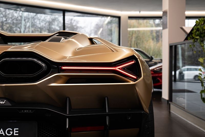 Lamborghini Revuelto - fotka 22 z 22