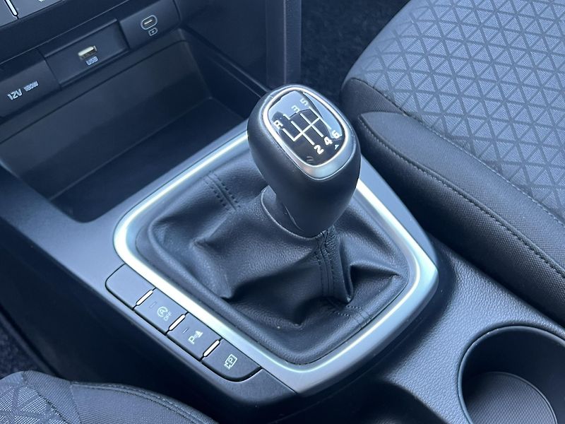 Kia Ceed (2024) 1.5T-GDi 118kW KAMERA ČR NOVÉ - fotka 16 z 22