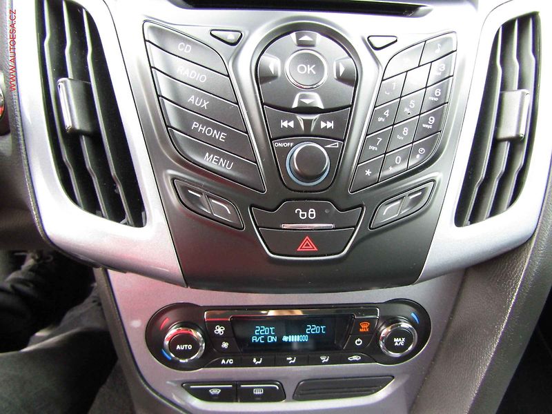 Ford Focus (2014) 1.6, ČR, STK4/28 - fotka 16 z 20