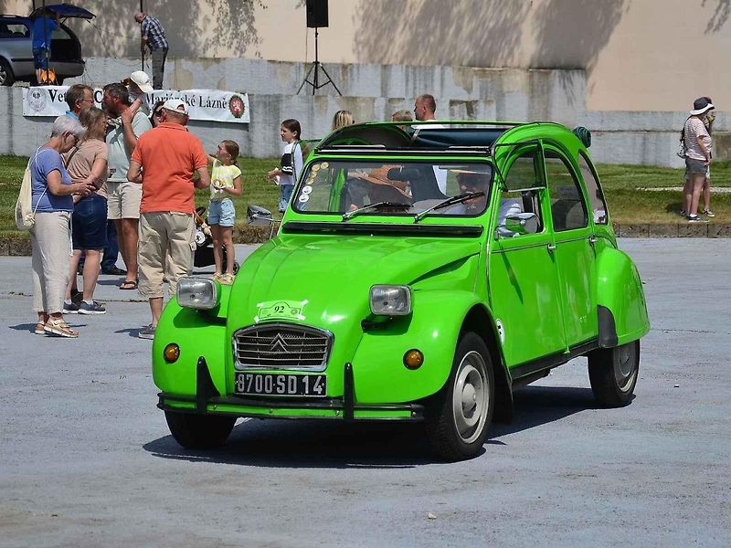Přehlídka veteránů na Arnice v Mariánských Lázních. Sanitka Cadillac