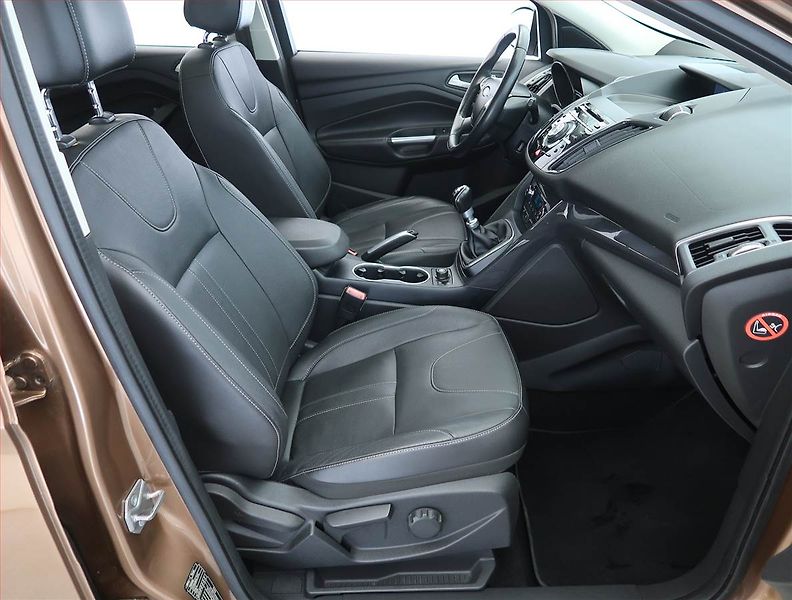 Ford Kuga (2013) 2.0 TDCi, 4X4, Xenony - fotka 9 z 23