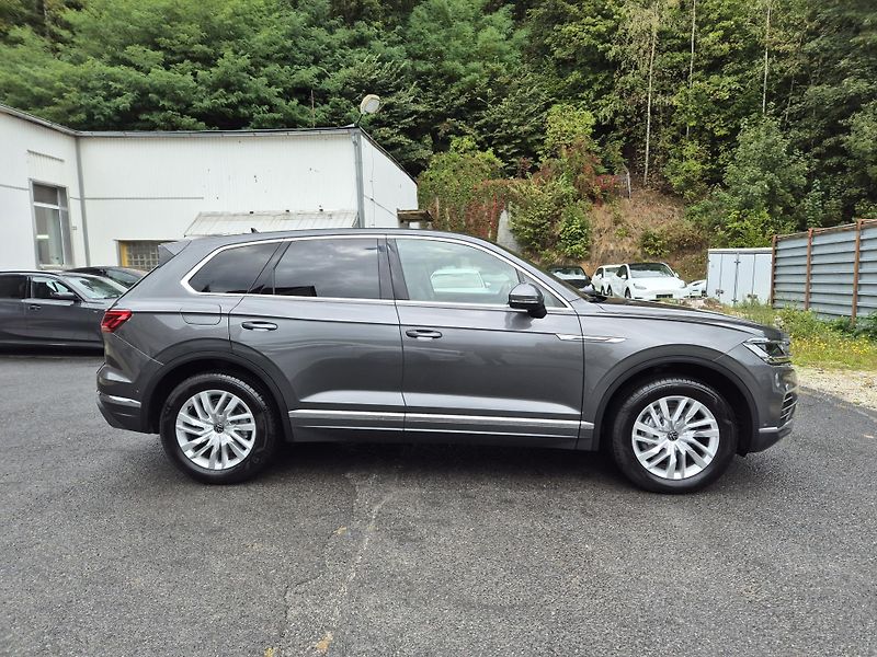 Volkswagen Touareg 3,0TDi 170kw 4x4 DSG TZ 19ALU - fotka 7 z 43