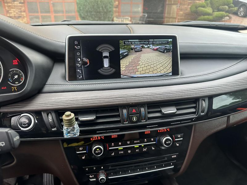 BMW X5 x DRIVE 30D - fotka 22 z 28