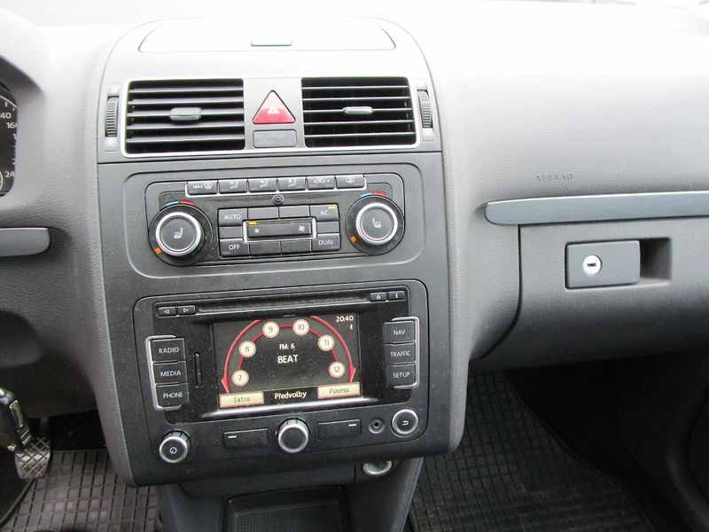 Volkswagen Touran 2,0TDI-103KW-NOVÁ STK - fotka 13 z 17