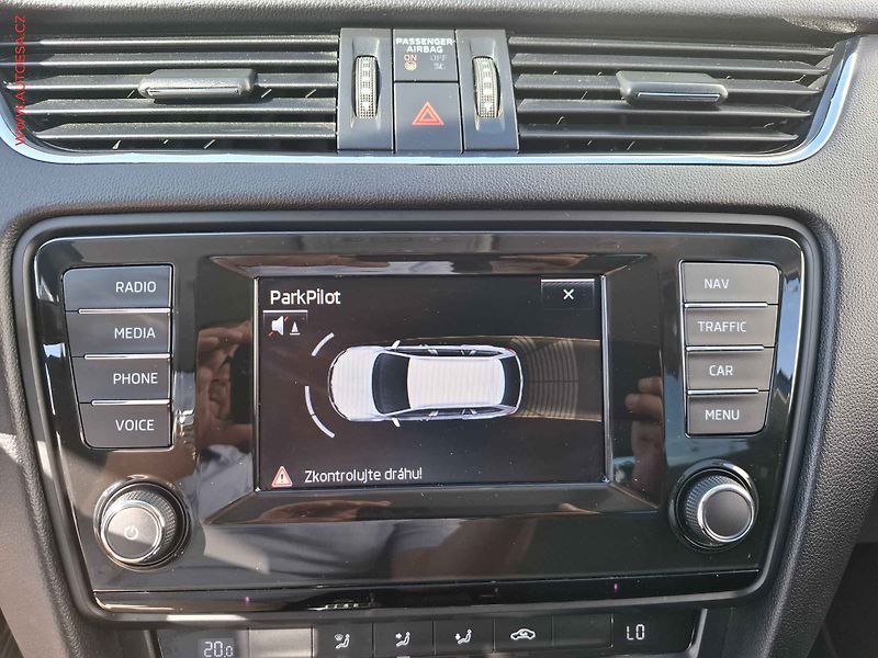 Škoda Octavia (2014) 1.6 TDI, Navi, panorama - fotka 14 z 21
